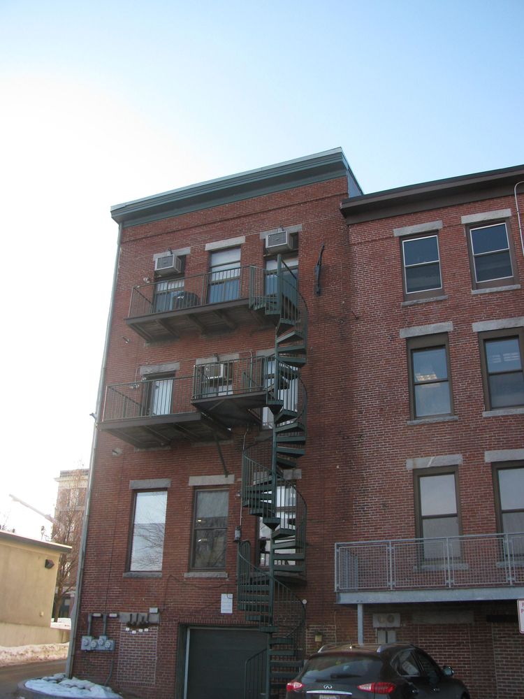 94 Main St, Auburn, ME 04210